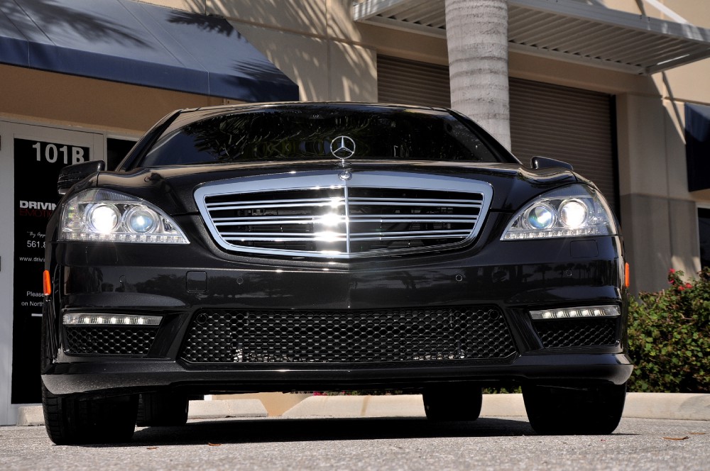 Купить s 65. Mercedes Benz s65 AMG 2012. W221 s65 AMG Brabus. 2012 S65 AMG. W221 s65 AMG v12 Biturbo.